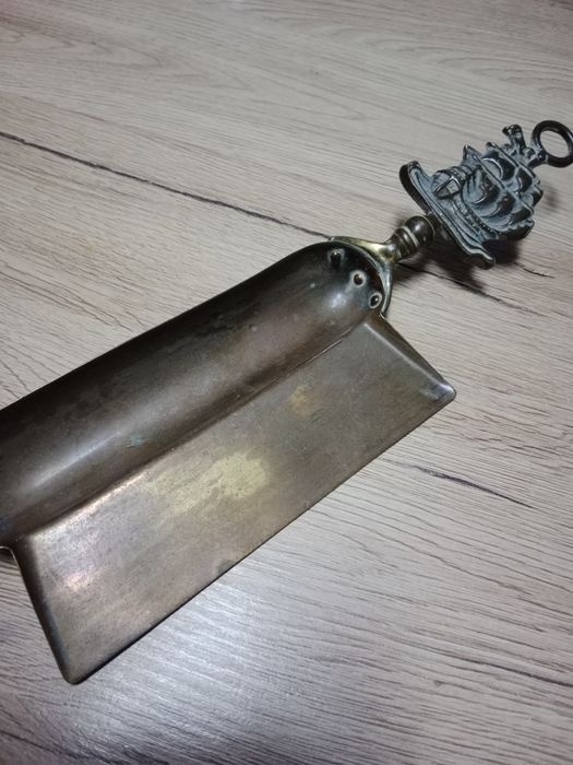 Tacka na okruchy mosiądz