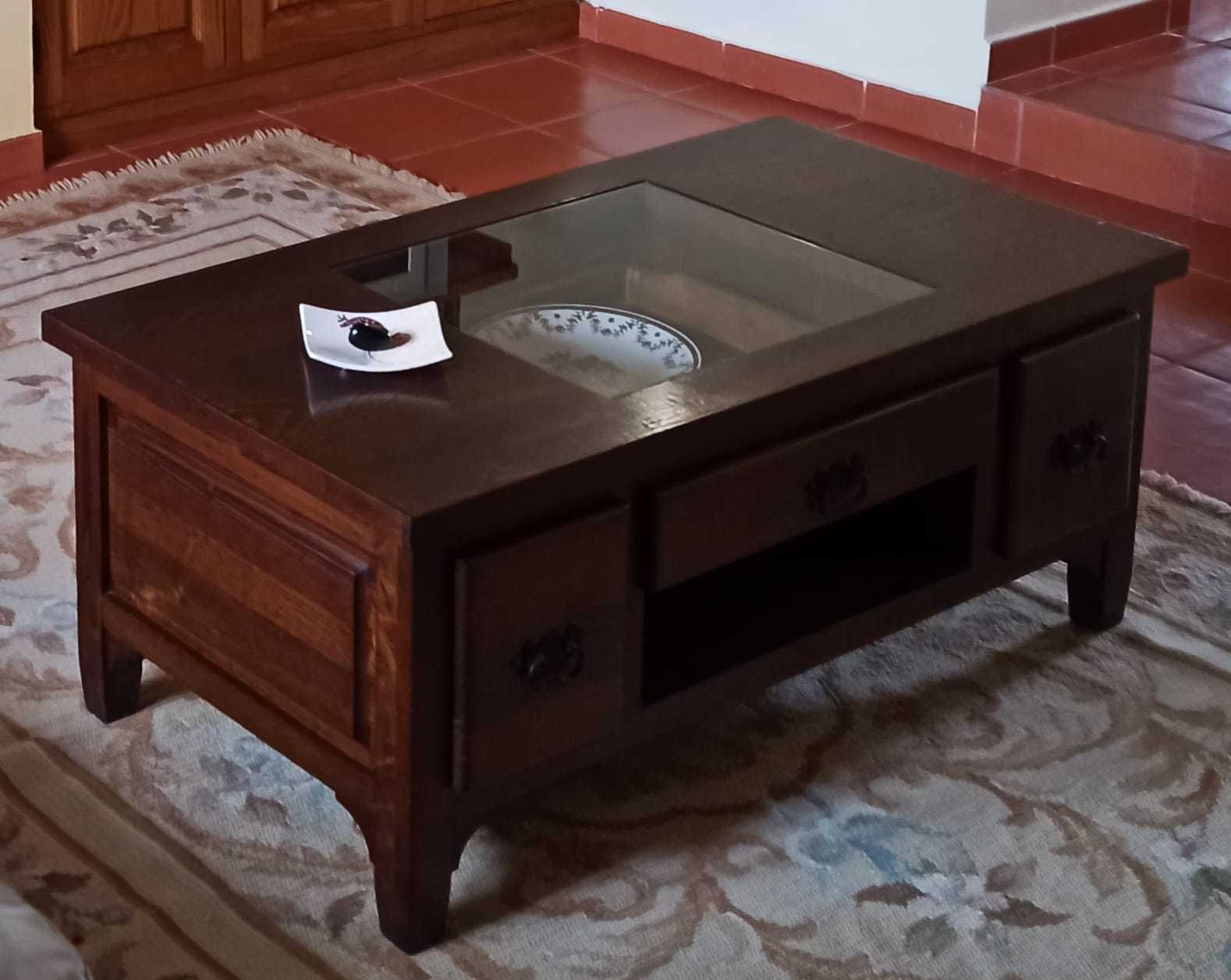 Conjunto de sala em madeira maciça: estante e mesa de centro