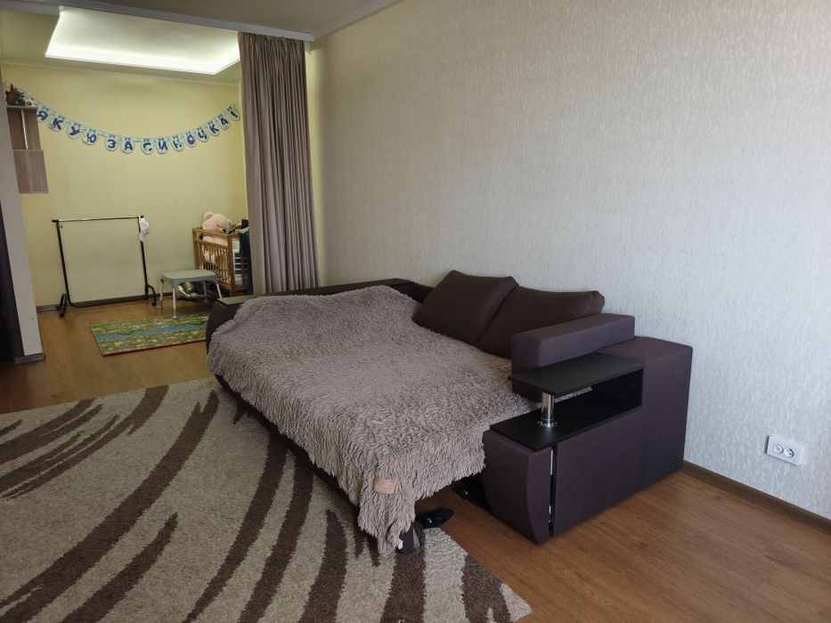 Просторная однокомнатная квартира в новом кирпичном доме.