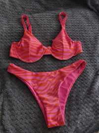 Seksowny strój  kąpielowy z wycięciami w kolorze różowo-pomarańczowym
