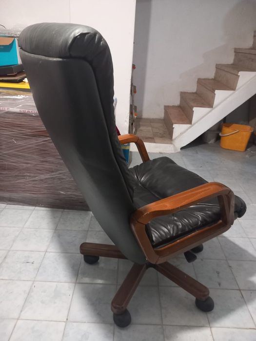 Cadeirão de pele sintética