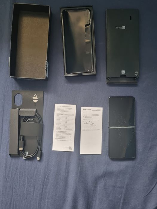 Samsung galaxy z flip4(возможен торг)
