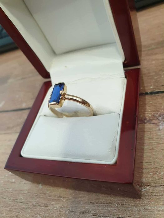 Złoty pierścionek 585 z szafirowym kamieniem