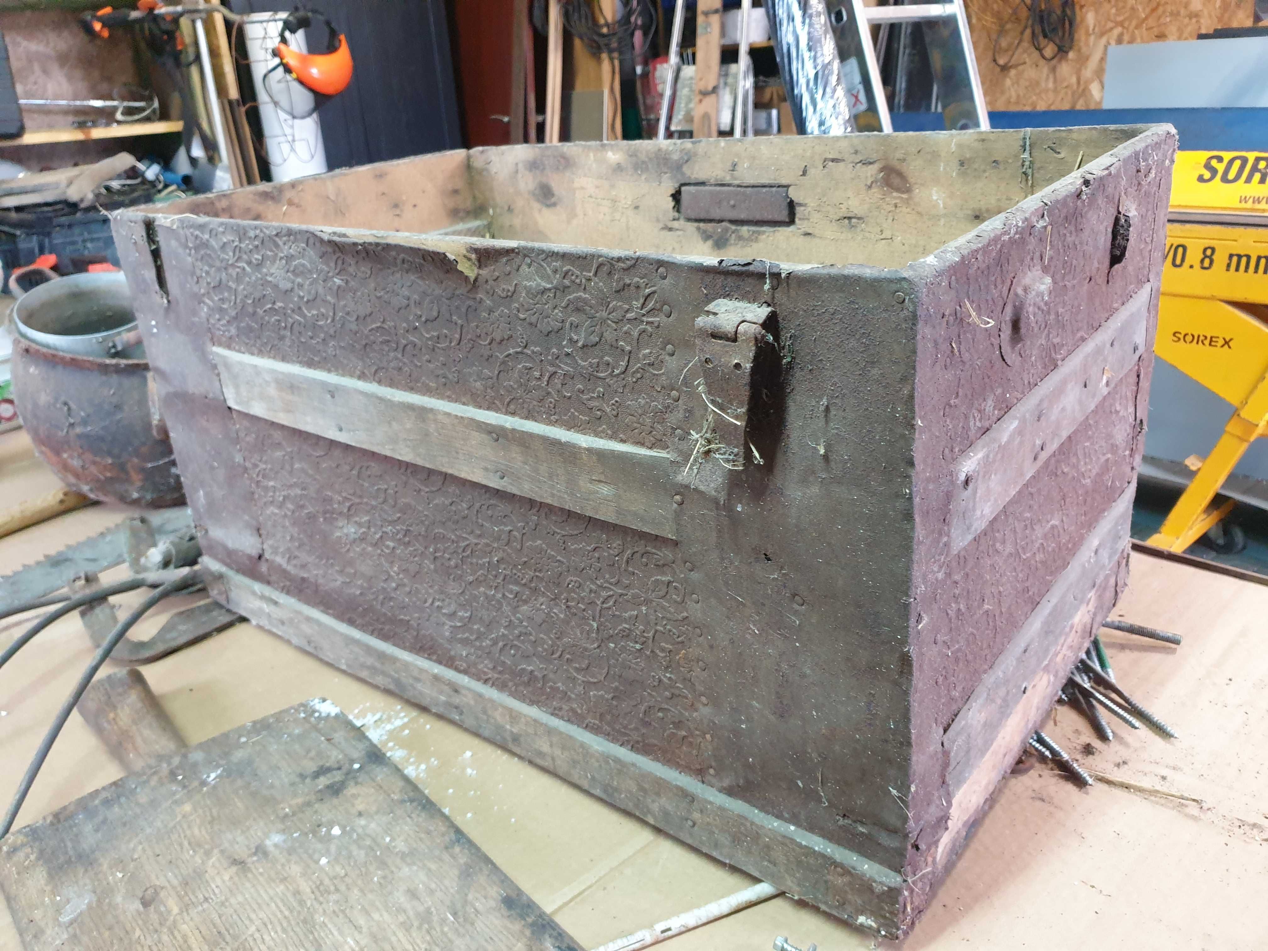 Stary zabytkowy pieknie zdobiony kufer