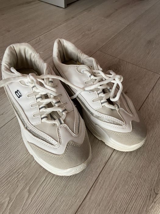 Кросівки жіночі