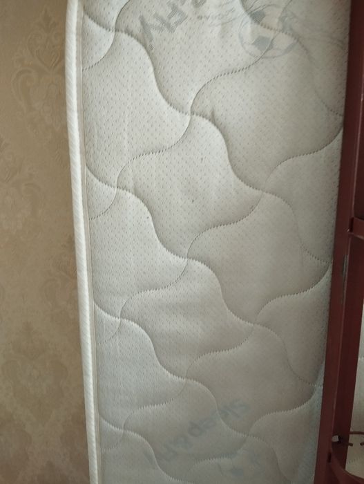 Ліжко двоспальне з матрасом у гарному стані ,