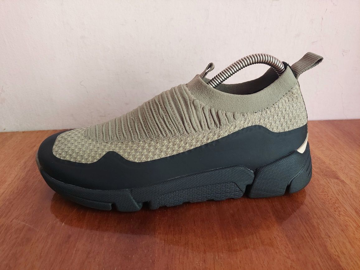 Сліпони фірми Clarks оригінал

Розмір по бірці :
US 7  1/2  UK 6  1/2