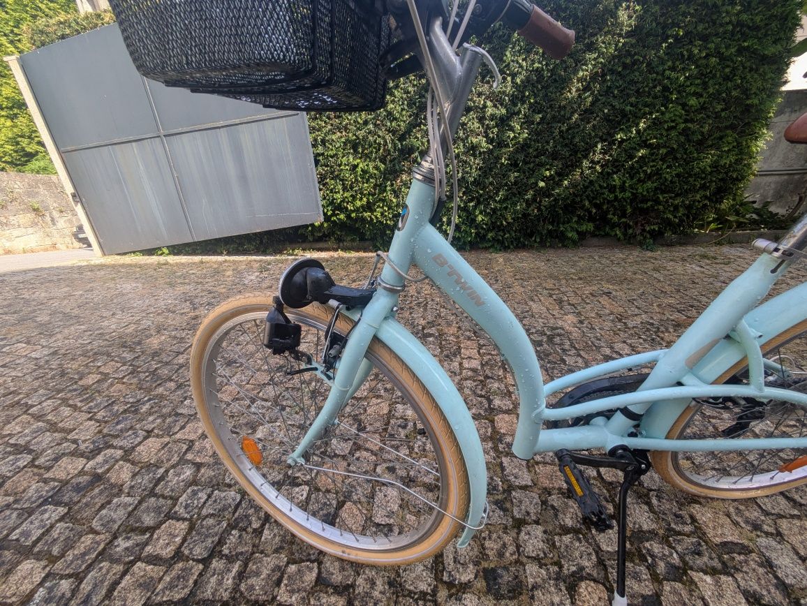 Bicicleta senhora  com cesta