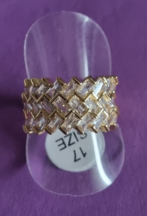 Anel dourado, em aço, com 3 fiadas de brilhantes. T17