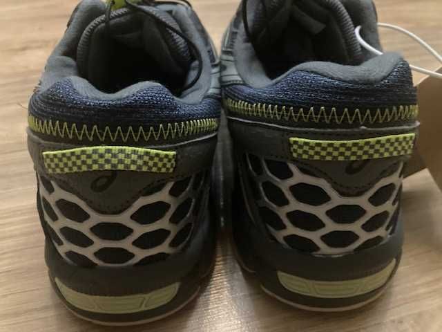 зимние кроссовки Асикс  на 39 размер