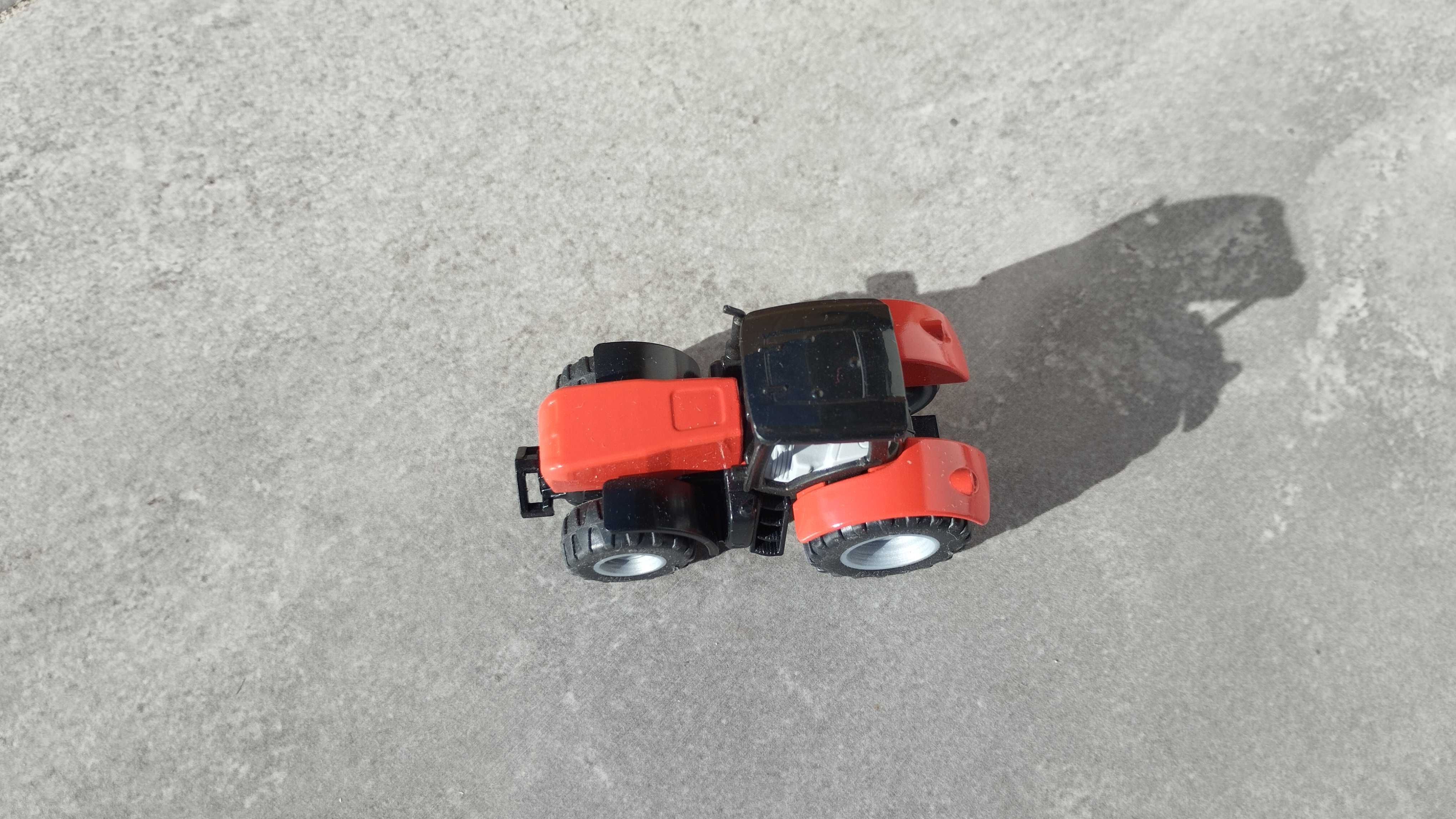 Siku (1105?) czerwony traktor Mauly
