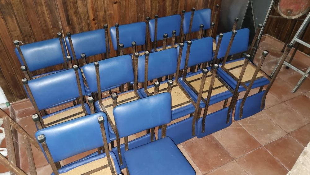 [Vendo] Cadeiras almofadadas e mesas quadradas