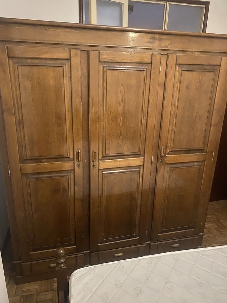 Mobilia de quarto completa em madeira