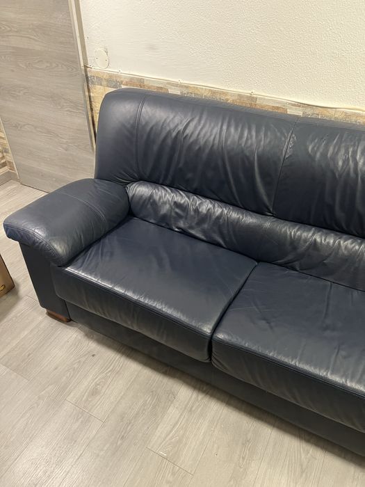 Sofa em pele azul de dois lugares