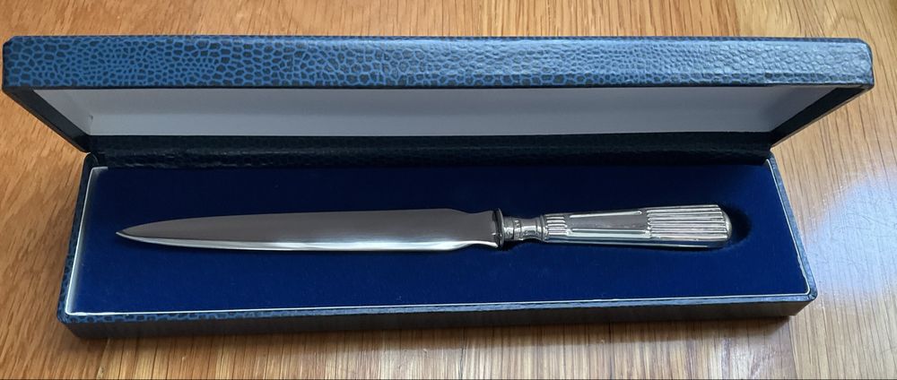 Abre cartas em prata de lei, com estojo azul.