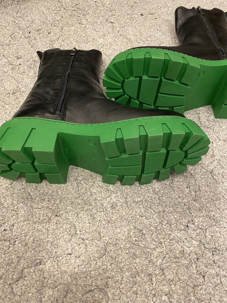 Skórzane buty z zieloną podeszwą na platformie