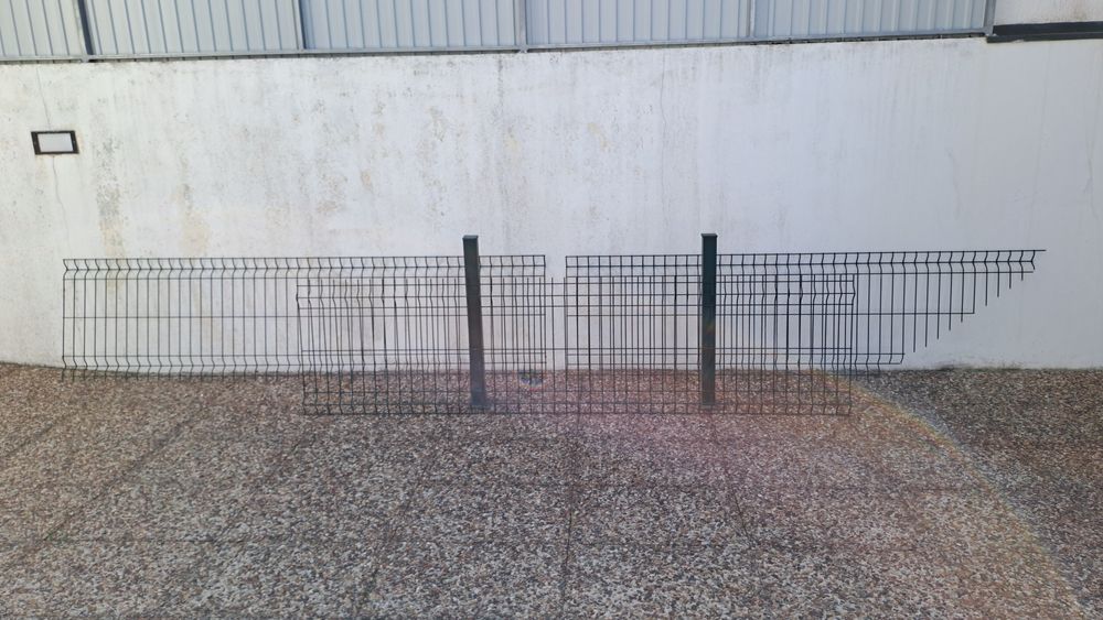 Painel metálico verde + 2 postes quadrados