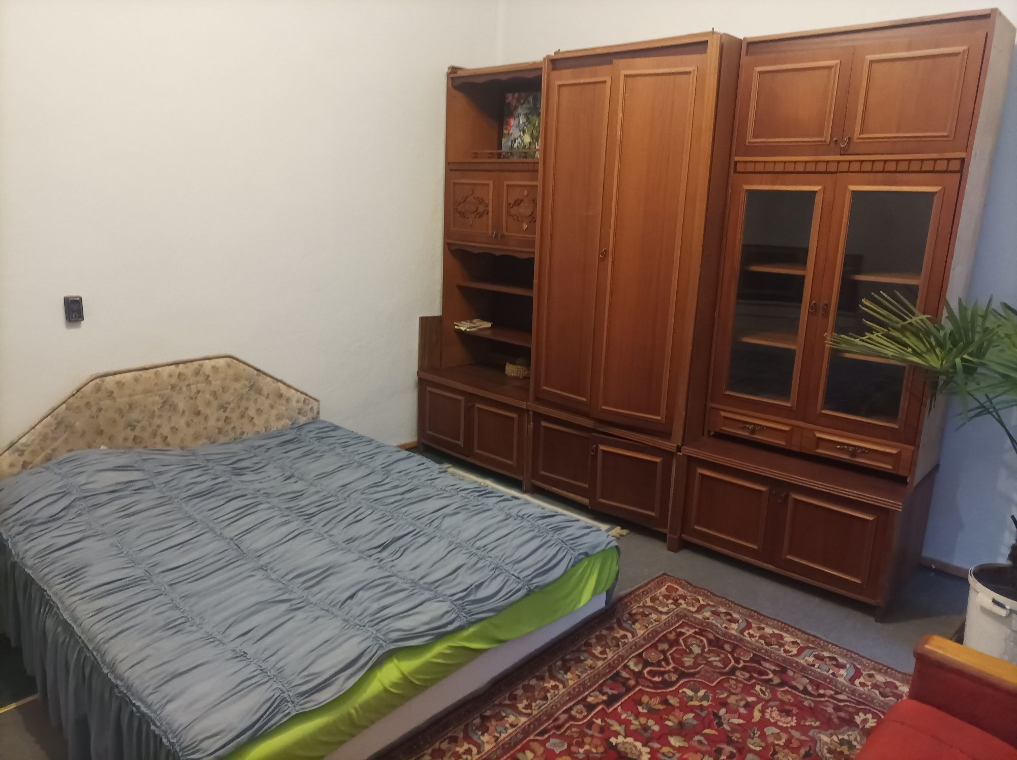 Здається двох кімнатна в тихому центрі.