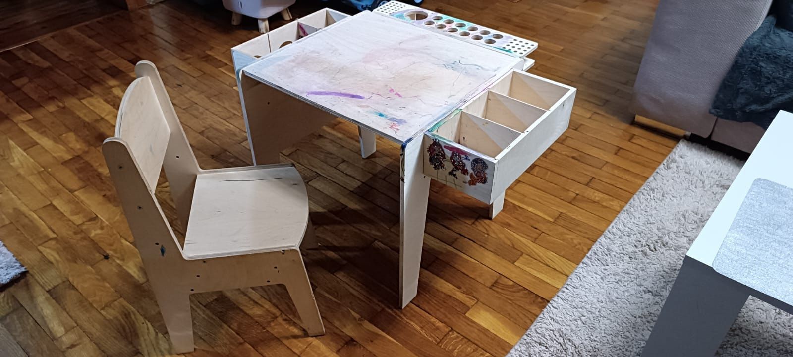 Biurko drewniane z krzesełkiem dla dziecka