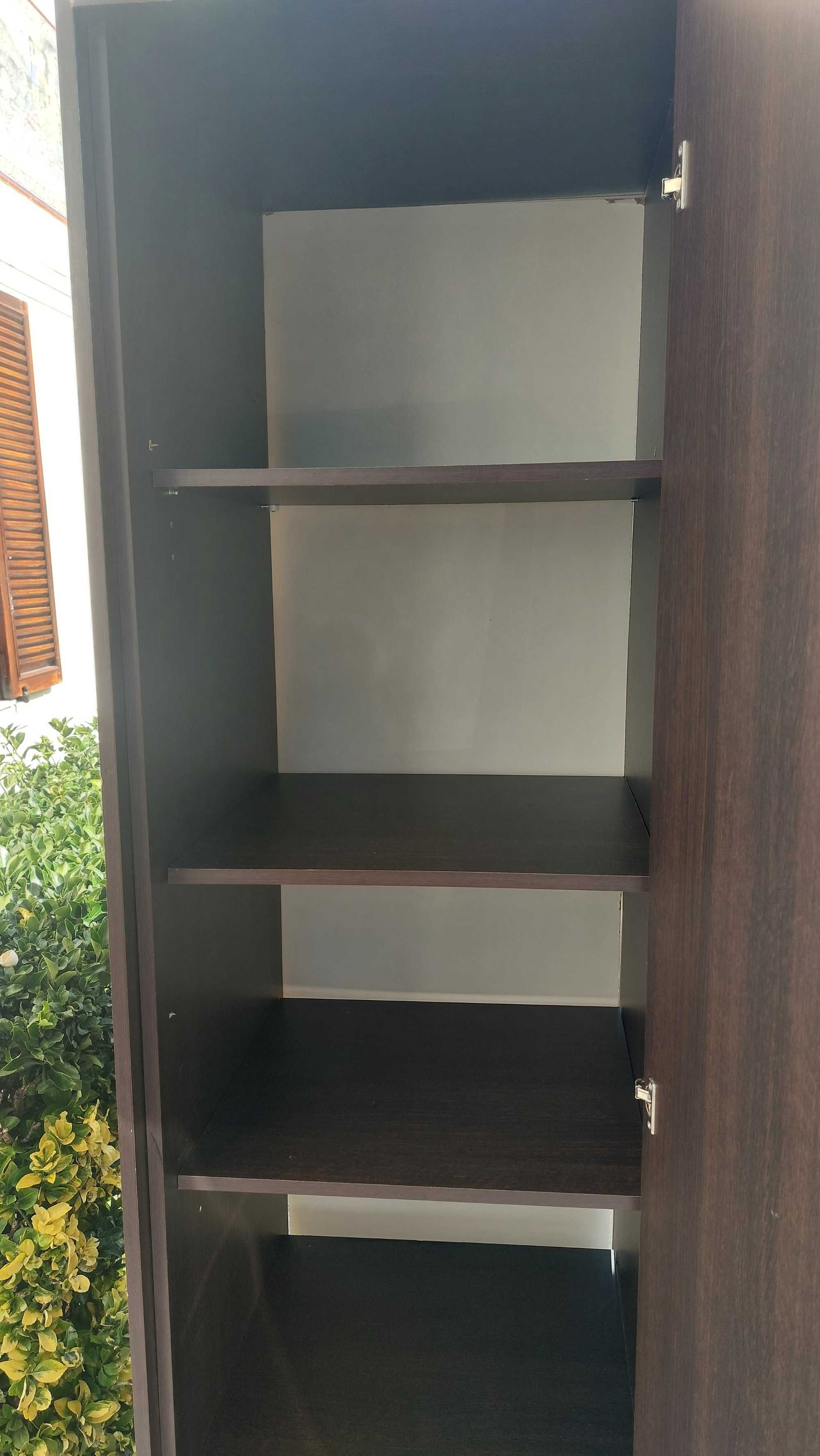 Móvel de roupeiro ou WC