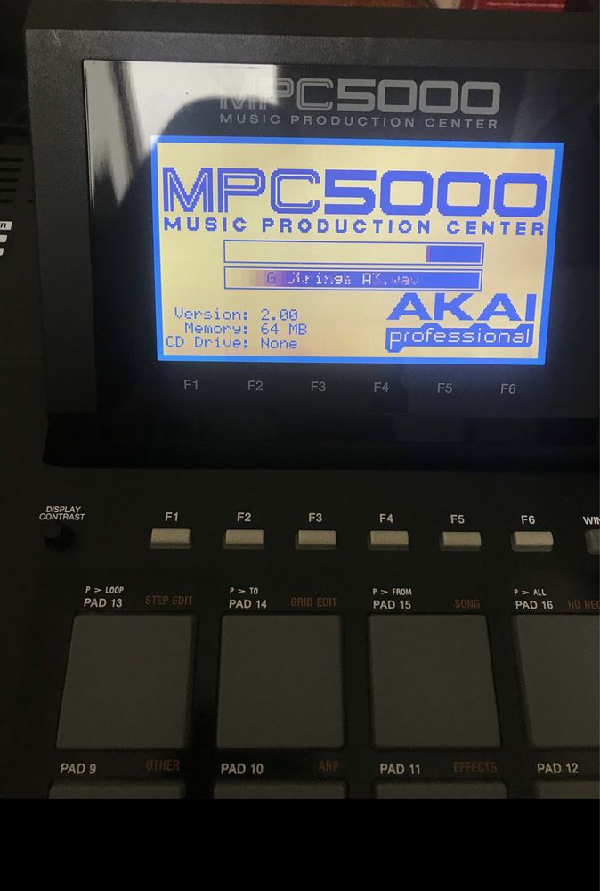 Akai mpc 5000 em perfeitas condições sampler e synth top para beat maker