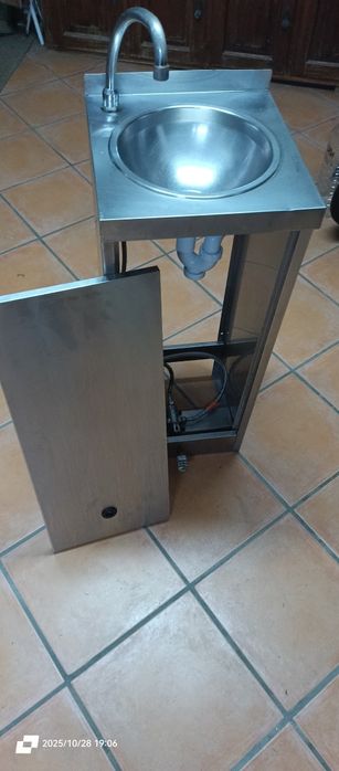 Lavatório pia em inox com pedal.