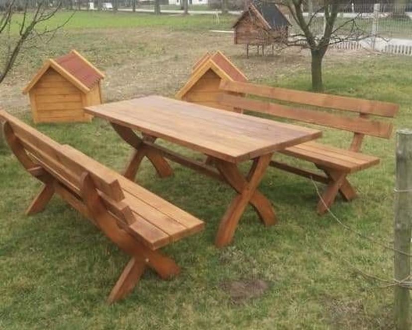 Drewniany stół plus dwie ławki