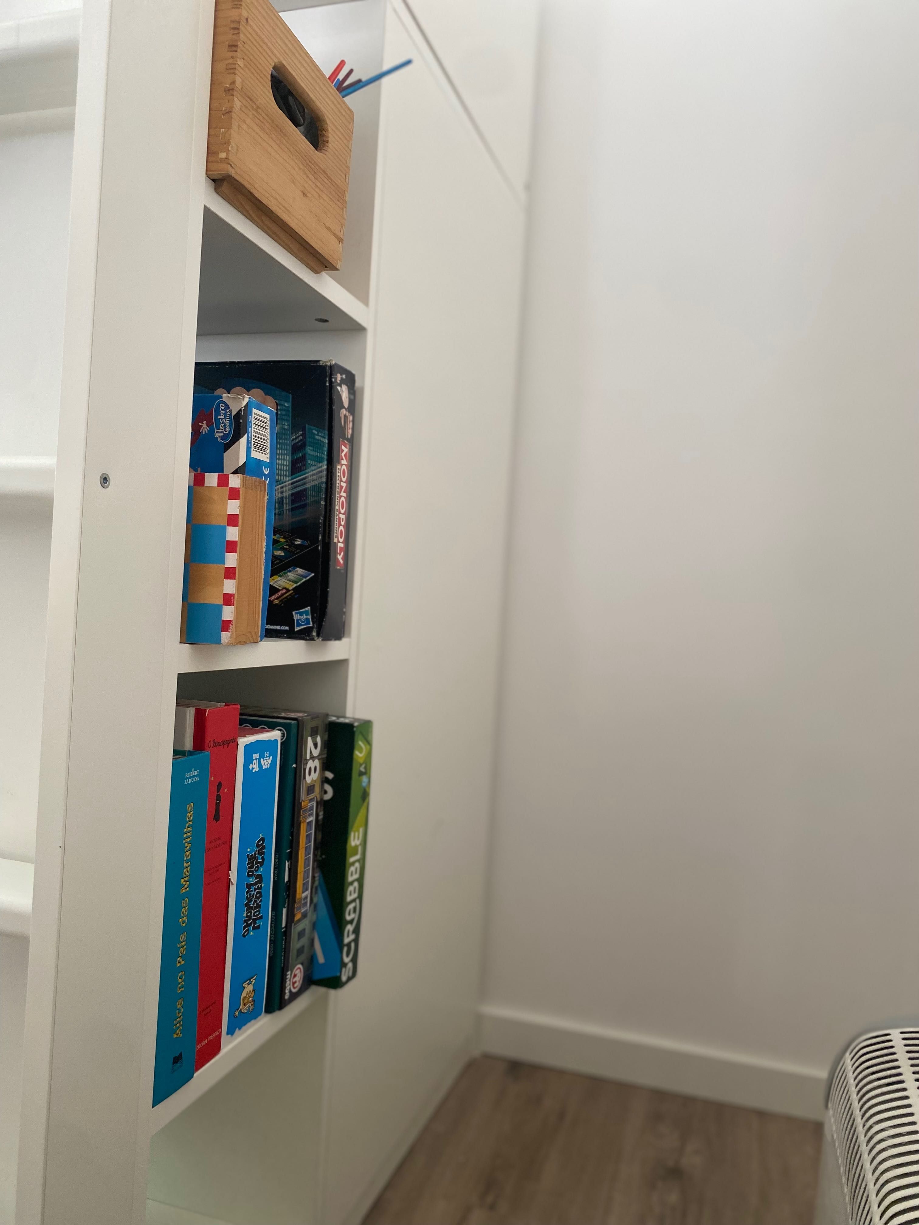 Cama alta IKEA c/ roupeiro e secretária