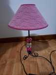 Candeeiro cor de rosa com flores tipo bordado