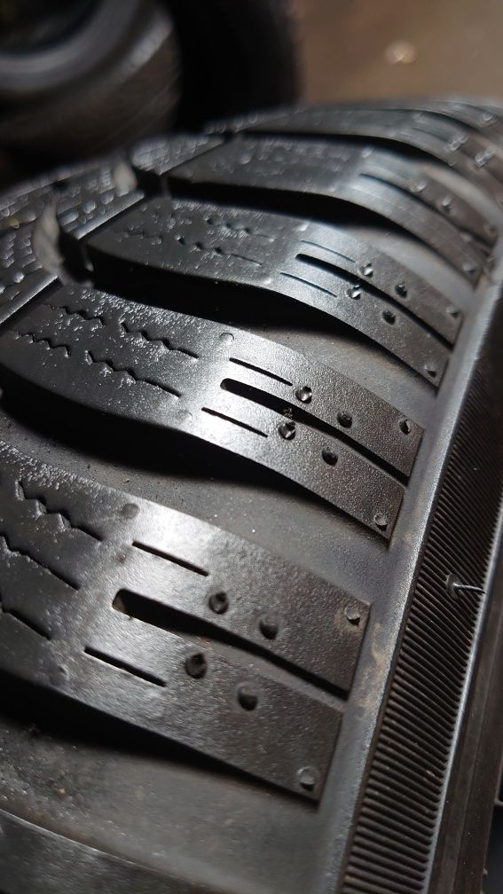 Зимние шины Falken Eurowinter HS01 RUNFLAT 225/55 r17 комплект