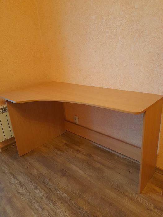 Продам стол. в отличном состоянии 1м 5х0,8