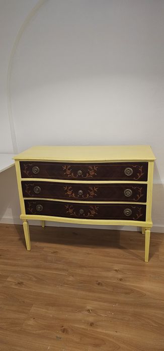 Cómoda madeira vintage com detalhes