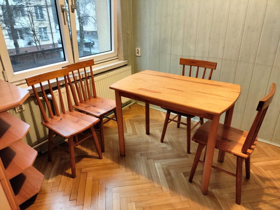 Stół i 4 krzesła. Meble sosnowe