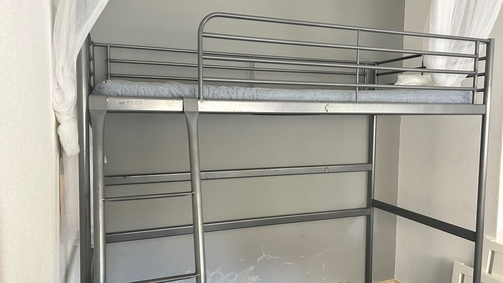 Cama alta de ferro Ikea