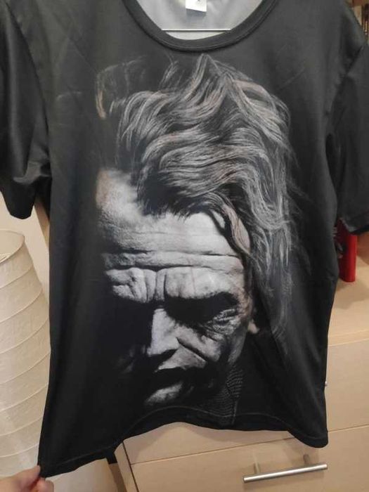 Koszuka z podobizną jokera. Rozm. M.