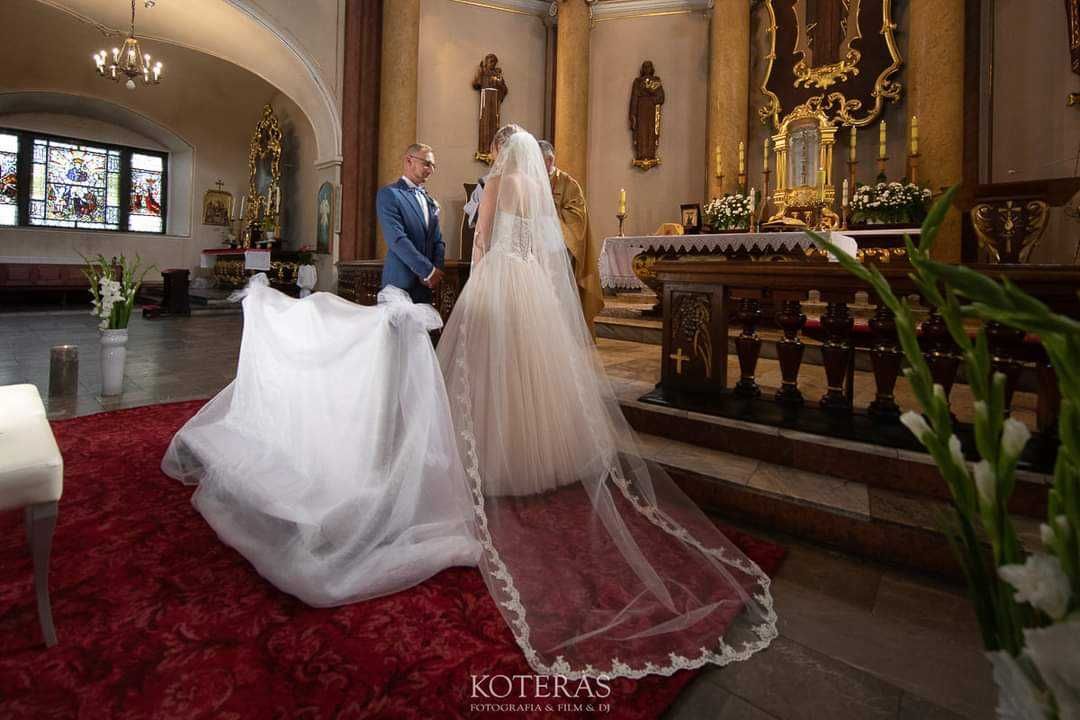 Suknia ślubna razem z długim welonem