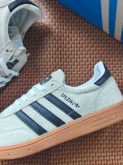 Damskie trampki adidas w kolorze białym i szarym. Rozmiar 38