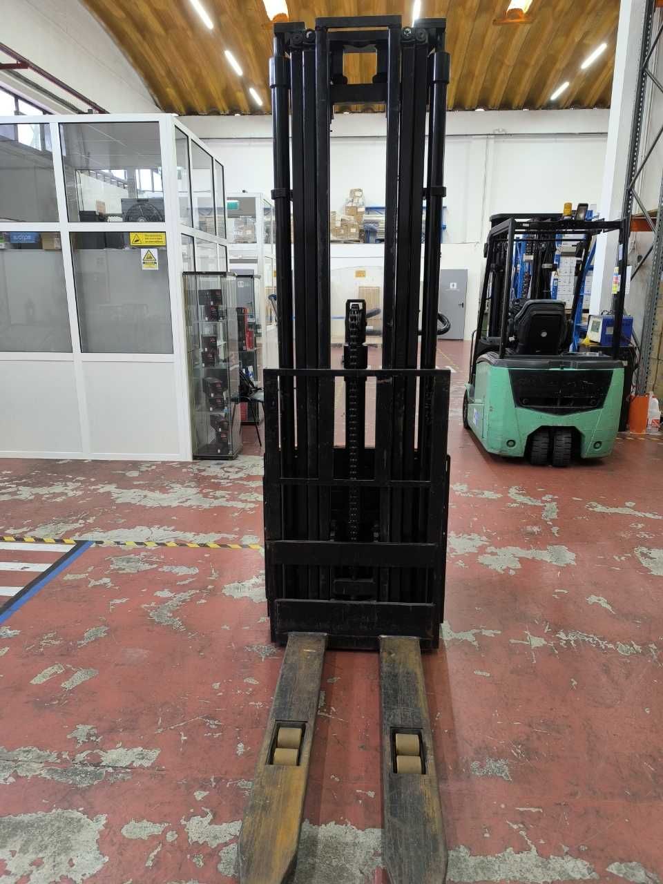 Stacker elétrico ROCLA 1600kg