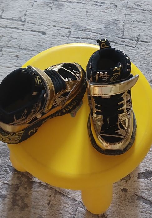 Кросівки стильні та зручні