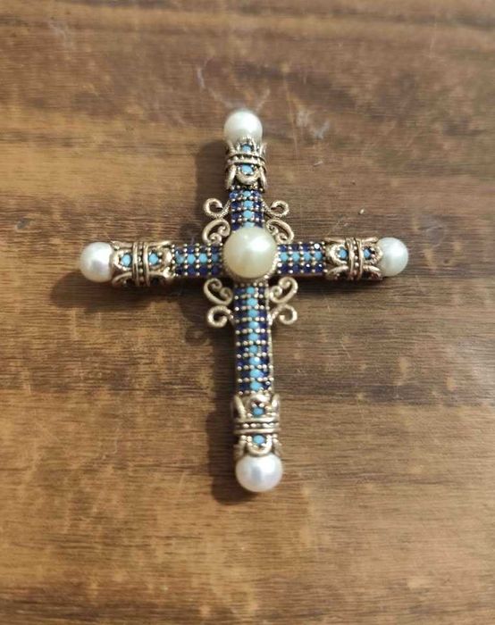 Cruz em prata com Rodonitas azuis e turquesas.