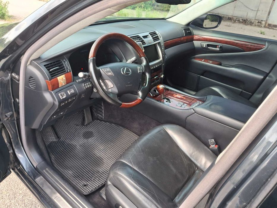 Продаю LEXUS LS600h