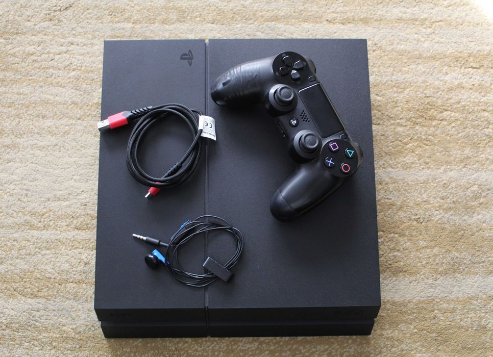 Playstation 4 com Caixa de Origem + 3 Comandos + 2 Jogos