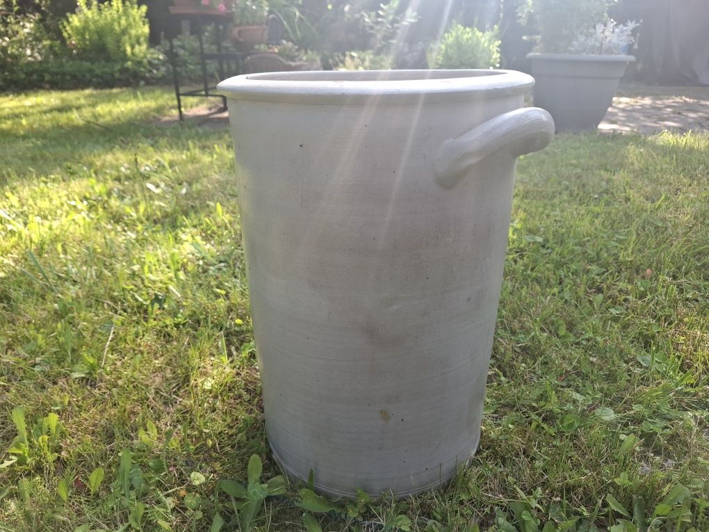 Stary pojemnik z kamionki