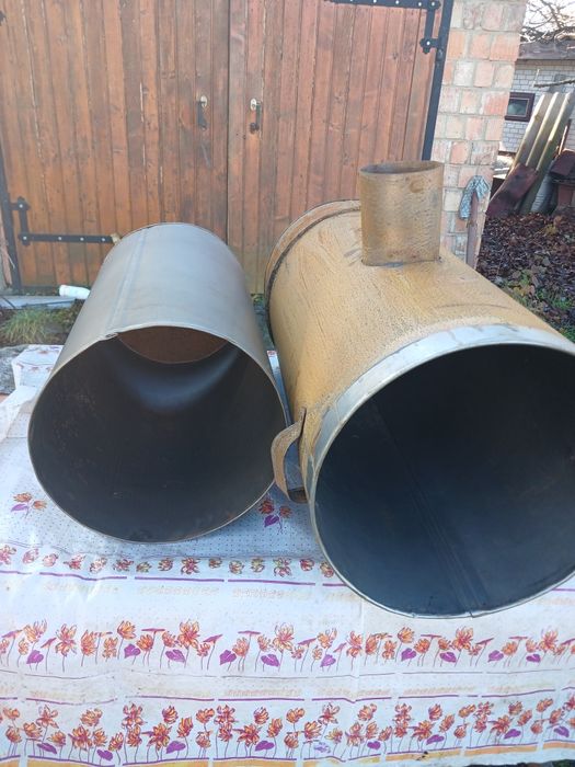 Пічка-буржуйка на тирсі-опілках.