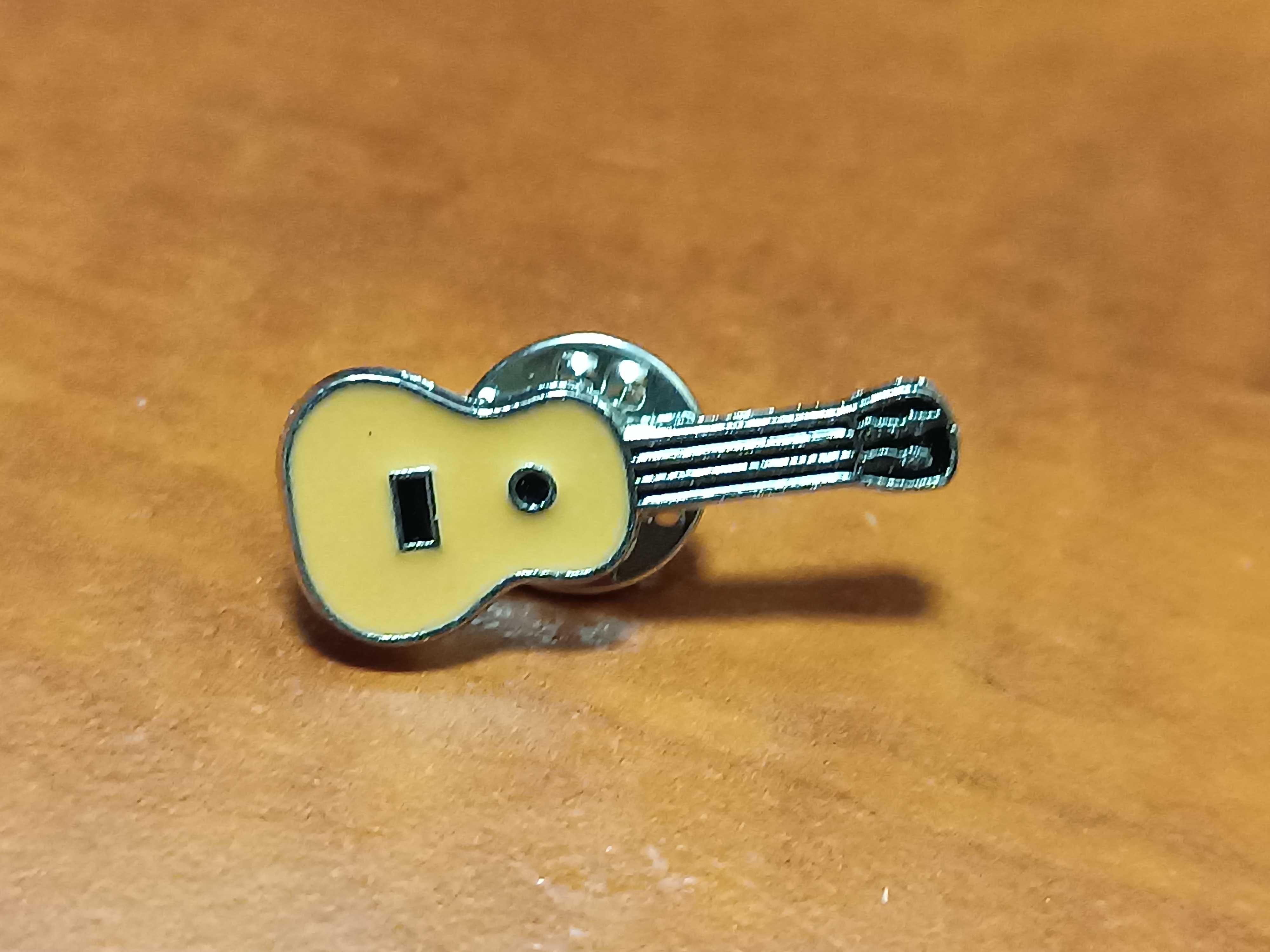 Przypinka, pin, do plecaka, na ubrania Gitara klasyczna