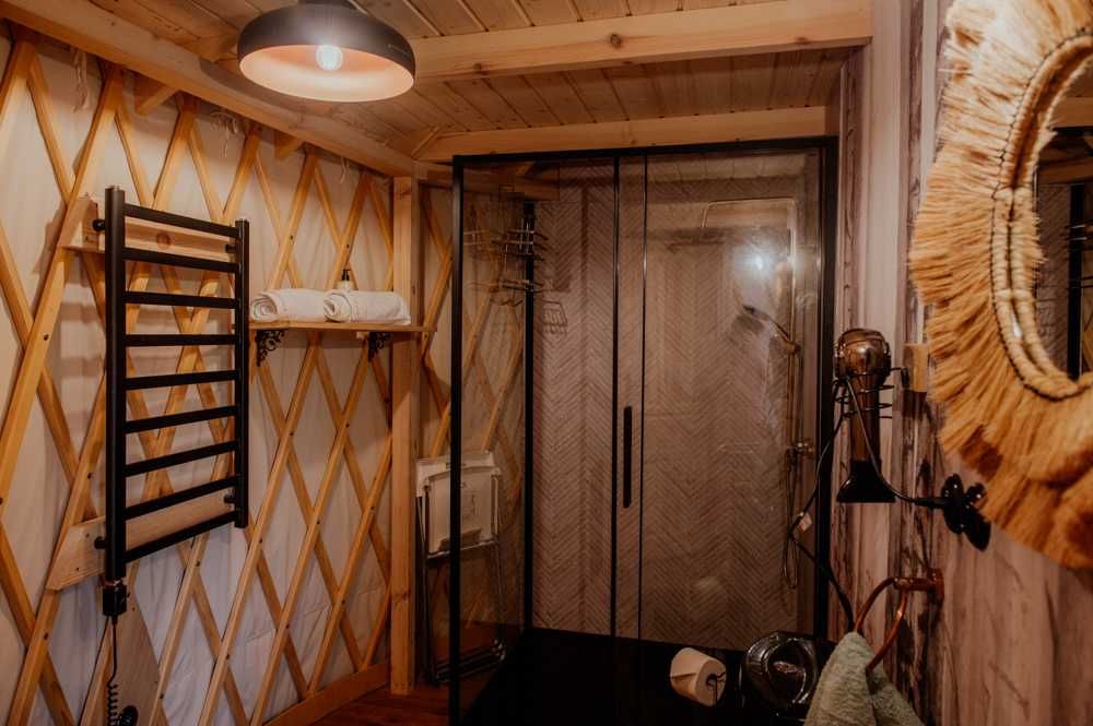 Jurta Szary Wilk z prywatnym jacuzzi i leśnym spa-Dzikolas glamping