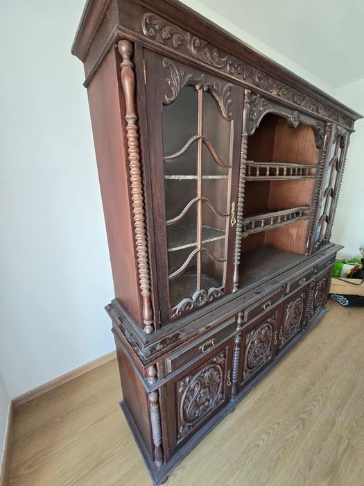 Doam-se duas estantes de madeira antigas