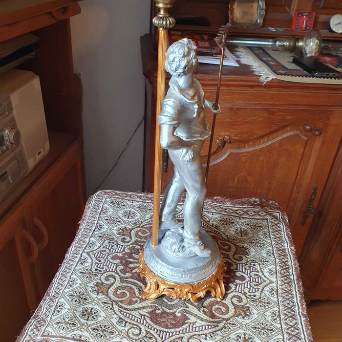 Sprawna figuralna lampa naftowa=MOREAU=ze stopów metali=wys.całk.80 cm