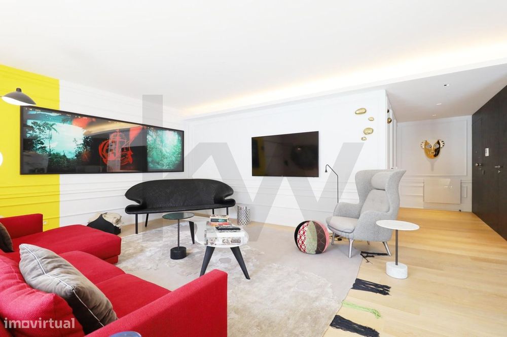 Apartamento T2 em prestigiado edifício no CHIADO com Garagem e Arrecad