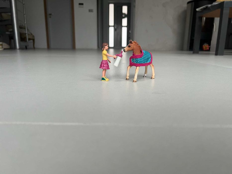 Schleich, zestaw źrebię z derką